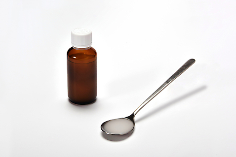 포토 계절 백그라운드 수저 실내 건강 관리 내부 약 흰색 질병 병_담는 파일형식 물약 약병 숟가락 감기약 흰배경 사람없음 JPG 스튜디오촬영 건강관리 면역력 전염병 바이러스 환절기 예방 감기 오브젝트 국내포토