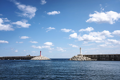 포토 자연요소 공공시설 섬 교통시설 항구 경상북도 생태계 방파제 울릉도 파일형식 풍경 바다 하늘 구름 등대 테트라포드 저동항 사람없음 JPG 주간 야외 자연 국내포토