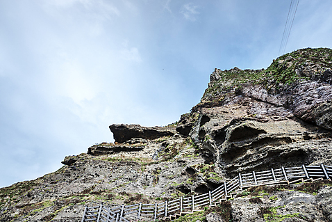 포토 자연요소 뷰포인트 섬 한국 돌_바위 생태계 독도 파일형식 서도 하늘 로우앵글 난간 계단 산 사람없음 JPG 주간 야외 풍경 바위 구름 자연 국내포토