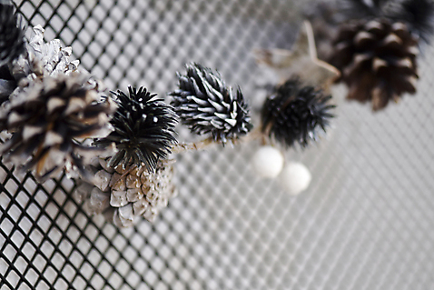 포토 JPG 스튜디오촬영 크리스마스 거실 크리스마스용품 실내 벽면 근접촬영 사람없음 장식 인테리어 솔방울 감성 크리스마스리스 국내포토 디자인 기념일 벽 뷰포인트 컨셉 내부 화환 용품 파일형식