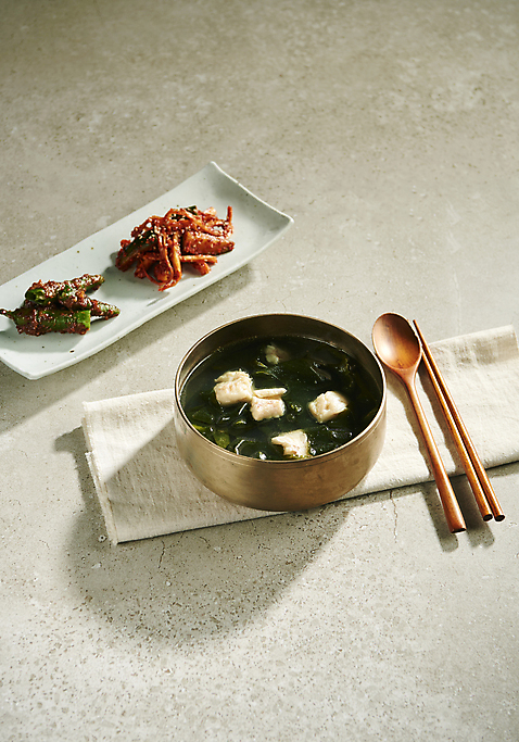 포토 JPG 스튜디오촬영 접시 젓가락 반찬 실내 사람없음 숟가락 국그릇 천 옥돔 향토음식 옥돔미역국 국내포토 그릇 식기 음식 수저 어류 내부 직물 미역국 파일형식 제주음식