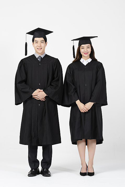포토 JPG 전신 응시 여자 남자 학사모 졸업 서기 사람 20대 성인 두명 앞모습 한국인 졸업가운 흰배경 손모으기 성인만 미소_표정 국내포토 모자_잡화 시선 교육 뷰포인트 백그라운드 모션 표정 동양인 손짓 청년 흰색 가운 파일형식