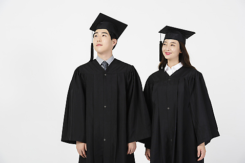 포토 JPG 응시 여자 남자 학사모 졸업 서기 사람 상반신 20대 성인 두명 앞모습 한국인 올려보기 졸업가운 흰배경 성인만 미소_표정 국내포토 모자_잡화 시선 교육 뷰포인트 백그라운드 모션 표정 동양인 청년 흰색 가운 파일형식