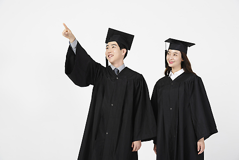 포토 JPG 응시 여자 남자 학사모 졸업 서기 사람 상반신 20대 성인 두명 앞모습 한국인 가리킴 졸업가운 흰배경 성인만 미소_표정 국내포토 모자_잡화 시선 교육 뷰포인트 백그라운드 모션 표정 동양인 손짓 청년 흰색 가운 파일형식