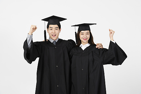 포토 JPG 응시 여자 남자 학사모 졸업 어깨동무 사람 상반신 20대 성인 두명 앞모습 파이팅 주먹 한국인 졸업가운 흰배경 성인만 미소_표정 국내포토 모자_잡화 시선 교육 뷰포인트 포즈 백그라운드 모션 표정 동양인 청년 흰색 가운 파일형식