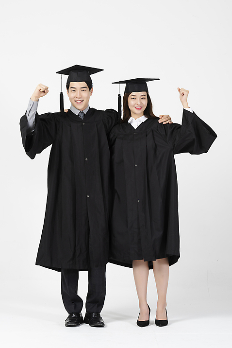 포토 JPG 전신 응시 여자 남자 학사모 졸업 어깨동무 서기 사람 20대 성인 두명 앞모습 파이팅 주먹 한국인 졸업가운 흰배경 성인만 미소_표정 국내포토 모자_잡화 시선 교육 뷰포인트 포즈 백그라운드 모션 표정 동양인 청년 흰색 가운 파일형식