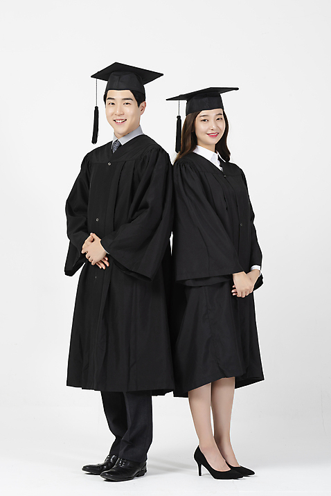 포토 JPG 전신 응시 여자 남자 학사모 졸업 서기 사람 20대 성인 두명 옆모습 한국인 등맞대기 졸업가운 흰배경 손모으기 성인만 미소_표정 국내포토 모자_잡화 시선 교육 뷰포인트 백그라운드 모션 표정 동양인 손짓 청년 흰색 가운 파일형식