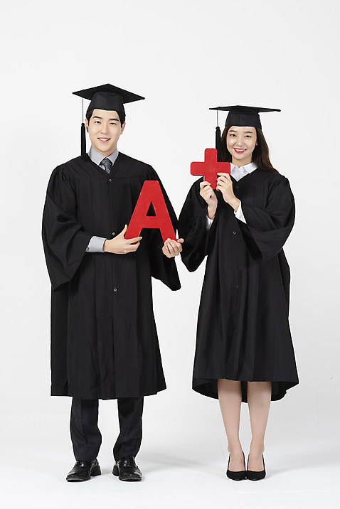 포토 JPG 전신 응시 여자 남자 학사모 졸업 들기 사람 20대 성인 두명 앞모습 한국인 졸업가운 흰배경 에이플러스 학점 성인만 미소_표정 국내포토 모자_잡화 시선 교육 뷰포인트 백그라운드 모션 표정 동양인 청년 흰색 가운 성적 점수 파일형식