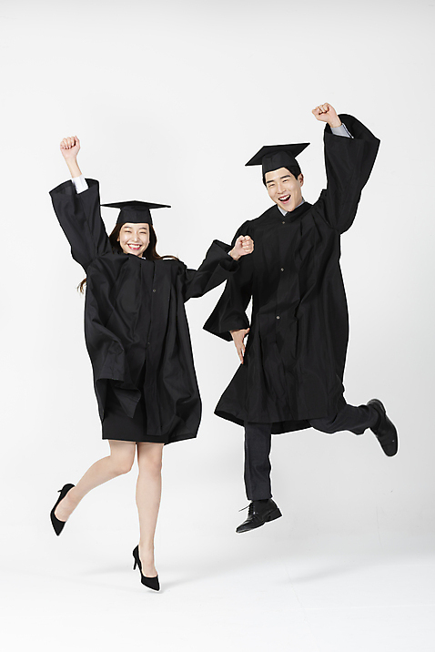 포토 JPG 전신 여자 남자 학사모 졸업 사람 20대 성인 두명 앞모습 점프 파이팅 주먹 한국인 졸업가운 즐거움 흰배경 성인만 미소_표정 국내포토 모자_잡화 교육 감정 뷰포인트 백그라운드 모션 표정 동양인 청년 흰색 가운 파일형식