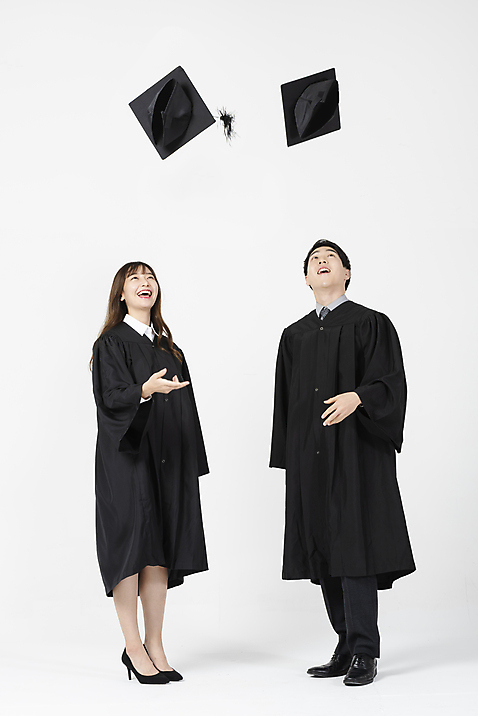 포토 JPG 전신 여자 남자 학사모 졸업 서기 사람 20대 성인 두명 앞모습 한국인 올려보기 졸업가운 던지기 즐거움 흰배경 성인만 미소_표정 국내포토 모자_잡화 교육 감정 뷰포인트 백그라운드 모션 표정 동양인 청년 흰색 가운 파일형식