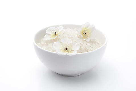 포토 식물 식기 컬러 백그라운드 실내 내부 뷰티 흰색 미용용품 감각 소금 테라피 파일형식 그릇 꽃 JPG 오브젝트 스튜디오촬영 아로마테라피 아로마 흰배경 사람없음 스파 편안함 입욕소금 국내포토