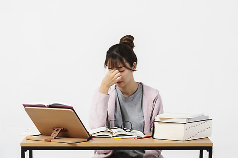 포토 JPG 스튜디오촬영 학생 여자 안경 대학생 스트레스 실내 한명 사람 앉기 상반신 20대 청년 성인 앞모습 책 한국인 구직 책상 합격 고민 걱정 흰배경 취업준비생 고시생 참고서 책받침대 청년여자한명만 성인여자한명만 청춘_젊음 국내포토 1 잡화 교육 감정 뷰포인트 가구 백그라운드 컨셉 모션 동양인 내부 흰색 받침대 여자한명만 성인여자만 청년여자만 파일형식