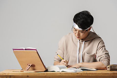 포토 JPG 스튜디오촬영 학생 남자 대학생 회색배경 실내 한명 사람 상반신 20대 청년 성인 앞모습 책 연필 한국인 구직 기록 책상 합격 취업준비생 고시생 열공 참고서 책받침대 청년남자한명만 청춘_젊음 국내포토 1 교육 뷰포인트 가구 백그라운드 컨셉 학용품 동양인 내부 학습 필기구 회색 받침대 남자한명만 청년남자만 파일형식
