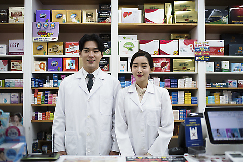 포토 시선 뷰포인트 의학 모션 표정 사람 동양인 청년 내부 약 의사 가운 만들기 파일형식 안내 친절 서기 미소 응시 앞모습 상반신 JPG 조제 약국 약사 직업 의사가운 20대 한국인 성인만 두명 성인 여자 남자 실내 국내포토