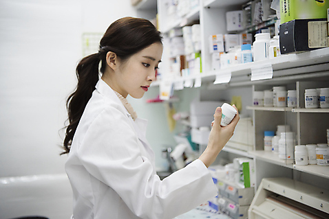 포토 1 시선 뷰포인트 의학 모션 사람 동양인 청년 내부 약 의사 가운 만들기 병_담는 여자한명만 성인여자만 파일형식 조제실 들기 생각 약병 찾기 응시 옆모습 상반신 JPG 조제 약국 약사 직업 의사가운 20대 한국인 성인여자한명만 성인 한명 여자 실내 국내포토