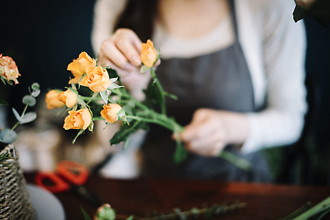 포토 식물 1 손 꽃 감정 뷰포인트 모션 촬영기법 사람 동양인 청년 내부 상점 여자한명만 성인여자만 파일형식 아웃포커스 손질 잡기 장미 근접촬영 신체부위 양손 앞모습 상반신 JPG 20대 한국인 성인여자한명만 성인 한명 여자 행복 즐거움 취미 실내 꽃집 여유 국내포토