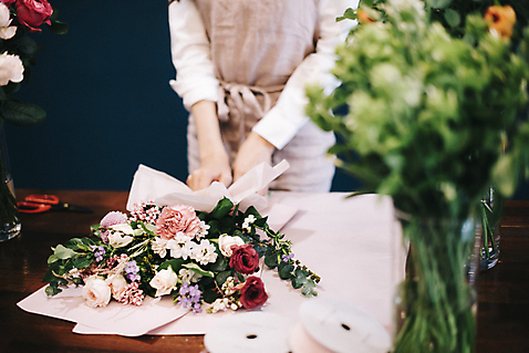 포토 식물 1 꽃 감정 뷰포인트 모션 사람 동양인 청년 내부 상점 여자한명만 성인여자만 파일형식 리본 꽃병 손질 관리 만들기 꽃다발 포장 앞모습 상반신 JPG 꽃집 취미 즐거움 행복 20대 한국인 성인여자한명만 성인 한명 여자 실내 여유 국내포토