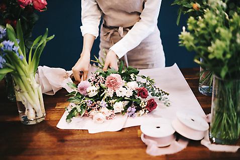 포토 식물 1 꽃 감정 뷰포인트 모션 사람 동양인 청년 내부 상점 여자한명만 성인여자만 파일형식 꽃병 만들기 관리 손질 꽃다발 앞모습 상반신 JPG 꽃집 취미 즐거움 행복 20대 한국인 성인여자한명만 성인 한명 여자 실내 여유 국내포토
