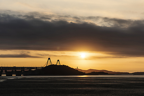 포토 자연요소 계절 한국 노을 다리_건축물 생태계 운하 인천 파일형식 JPG 경인아라뱃길 주간 야외 경기도 풍경 사람없음 자연 겨울 태양 바다 갯벌 영종대교 구름 하늘 일몰 국내포토