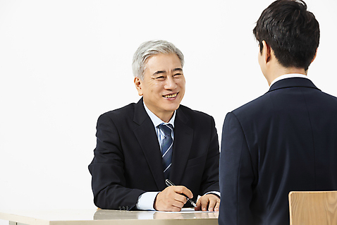 포토 JPG 스튜디오촬영 응시 노년 남자 의자 비즈니스 실내 사람 정장 상반신 20대 성인 두명 앞모습 뒷모습 펜 마주보기 듣기 한국인 구직 직장인 비즈니스맨 60대 책상 흰배경 면접 마주앉기 구인구직 면접관 신입 남자만 미소_표정 국내포토 직업 시선 옷 뷰포인트 가구 백그라운드 컨셉 모션 표정 앉기 동양인 청년 내부 필기구 흰색 구인 파일형식