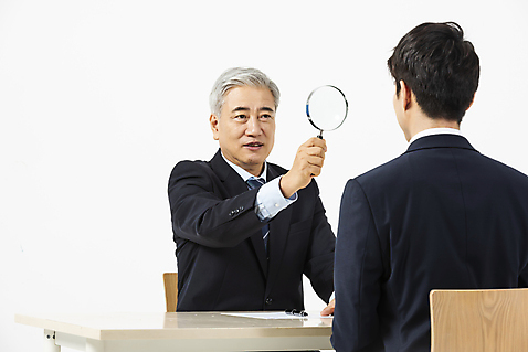 포토 JPG 스튜디오촬영 응시 노년 남자 의자 비즈니스 돋보기 실내 사람 앉기 정장 상반신 20대 청년 성인 두명 앞모습 뒷모습 마주보기 한국인 구직 직장인 비즈니스맨 60대 책상 흰배경 면접 마주앉기 구인구직 면접관 신입 남자만 국내포토 직업 시선 옷 뷰포인트 가구 백그라운드 컨셉 모션 동양인 내부 흰색 구인 파일형식