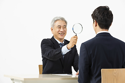 포토 JPG 스튜디오촬영 응시 노년 남자 의자 비즈니스 돋보기 실내 사람 앉기 정장 상반신 20대 청년 성인 두명 앞모습 뒷모습 한국인 구직 직장인 비즈니스맨 60대 책상 흰배경 면접 구인구직 면접관 신입 남자만 미소_표정 국내포토 직업 시선 옷 뷰포인트 가구 백그라운드 컨셉 모션 표정 동양인 내부 흰색 구인 파일형식