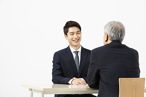 포토 JPG 스튜디오촬영 노년 남자 의자 비즈니스 실내 사람 앉기 정장 상반신 20대 성인 두명 앞모습 뒷모습 마주보기 듣기 한국인 구직 비즈니스맨 60대 책상 흰배경 면접 마주앉기 구인구직 신입 재취업 남자만 미소_표정 국내포토 옷 뷰포인트 가구 백그라운드 컨셉 모션 표정 동양인 청년 내부 흰색 직장인 구인 파일형식