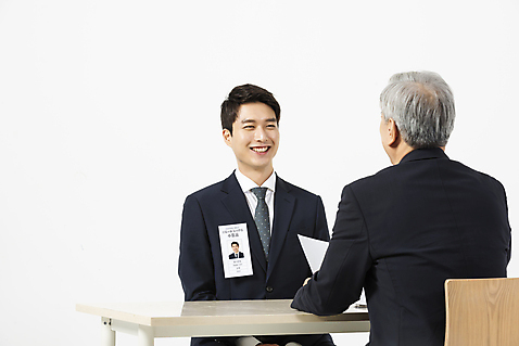 포토 JPG 스튜디오촬영 노년 남자 의자 비즈니스 실내 대화 사람 앉기 정장 상반신 20대 청년 성인 두명 앞모습 뒷모습 마주보기 한국인 구직 직장인 비즈니스맨 60대 책상 흰배경 면접 마주앉기 이력서 구인구직 신입 남자만 미소_표정 국내포토 직업 옷 뷰포인트 가구 백그라운드 컨셉 모션 표정 말하기 동양인 내부 흰색 구인 파일형식