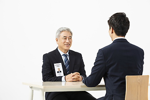 포토 JPG 스튜디오촬영 노년 남자 의자 비즈니스 실내 사람 앉기 정장 상반신 20대 청년 성인 두명 앞모습 뒷모습 마주보기 한국인 구직 직장인 비즈니스맨 60대 이름표 책상 흰배경 면접 마주앉기 구인구직 신입 재취업 남자만 미소_표정 국내포토 직업 옷 뷰포인트 가구 백그라운드 컨셉 모션 표정 동양인 내부 흰색 구인 파일형식