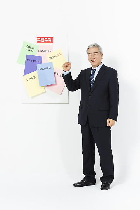 포토 JPG 스튜디오촬영 전신 노년 남자 비즈니스 알림판 실내 한명 서기 사람 정장 옆모습 파이팅 한국인 구직 비즈니스맨 자신감 60대 알림 흰배경 면접 구인구직 인턴 재취업 노인남자한명만 미소_표정 국내포토 1 옷 감정 뷰포인트 백그라운드 컨셉 모션 표정 동양인 성인 내부 흰색 직장인 구인 남자한명만 노인남자만 파일형식