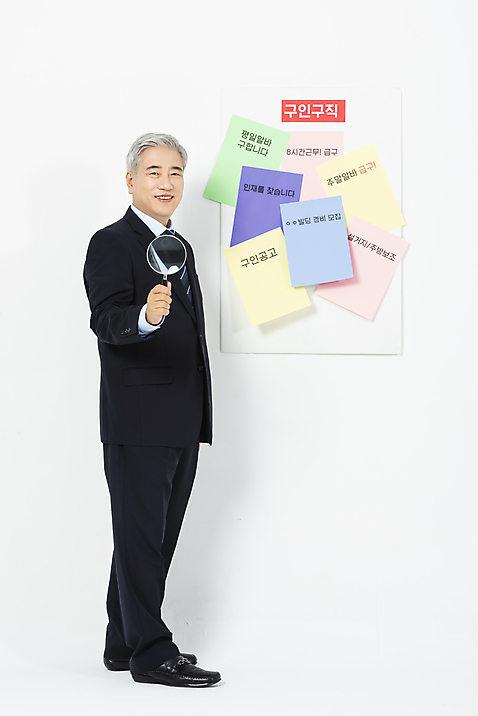 포토 JPG 스튜디오촬영 전신 응시 노년 남자 비즈니스 돋보기 알림판 실내 한명 사람 정장 옆모습 한국인 구직 직장인 비즈니스맨 60대 알림 흰배경 면접 구인구직 인턴 재취업 노인남자한명만 미소_표정 국내포토 직업 1 시선 옷 뷰포인트 백그라운드 컨셉 표정 동양인 성인 내부 흰색 구인 남자한명만 노인남자만 파일형식