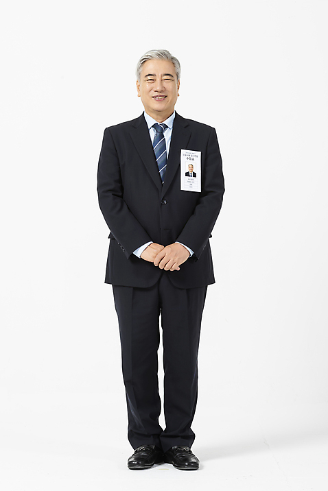 포토 JPG 스튜디오촬영 전신 노년 남자 비즈니스 실내 한명 서기 사람 정장 앞모습 한국인 구직 직장인 비즈니스맨 60대 이름표 흰배경 손모으기 실버취업 구인구직 인턴 재취업 노인남자한명만 미소_표정 국내포토 직업 1 옷 뷰포인트 백그라운드 컨셉 모션 표정 동양인 손짓 성인 내부 흰색 구인 남자한명만 노인남자만 파일형식