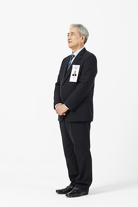포토 JPG 스튜디오촬영 전신 응시 노년 남자 비즈니스 실내 한명 서기 사람 정장 옆모습 한국인 구직 직장인 비즈니스맨 60대 이름표 흰배경 면접 손모으기 구인구직 인턴 재취업 노인남자한명만 미소_표정 국내포토 직업 1 시선 옷 뷰포인트 백그라운드 컨셉 모션 표정 동양인 손짓 성인 내부 흰색 구인 남자한명만 노인남자만 파일형식