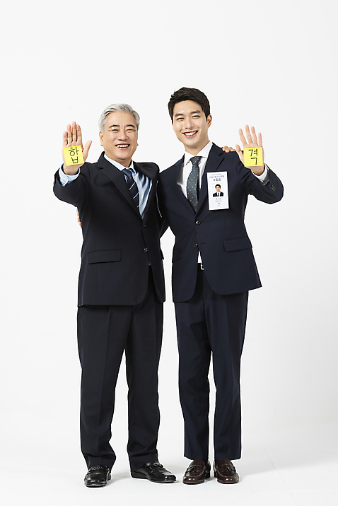 포토 JPG 스튜디오촬영 전신 응시 노년 남자 비즈니스 어깨동무 실내 서기 사람 정장 20대 성인 두명 앞모습 손들기 기쁨 한국인 구직 비즈니스맨 60대 이름표 합격 흰배경 면접 구인구직 인턴 재취업 남자만 미소_표정 국내포토 시선 옷 감정 뷰포인트 포즈 백그라운드 컨셉 모션 표정 동양인 청년 내부 흰색 직장인 구인 파일형식