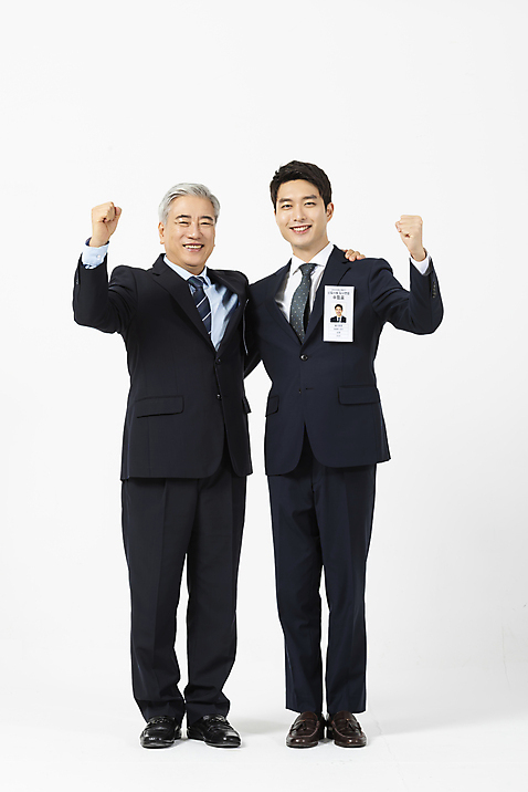 포토 JPG 스튜디오촬영 전신 응시 노년 남자 비즈니스 실내 서기 사람 정장 20대 성인 두명 앞모습 파이팅 한국인 구직 비즈니스맨 60대 이름표 흰배경 면접 구인구직 명찰케이스 인턴 재취업 남자만 어깨에손 미소_표정 국내포토 시선 옷 뷰포인트 백그라운드 컨셉 모션 표정 동양인 청년 내부 흰색 직장인 구인 파일형식