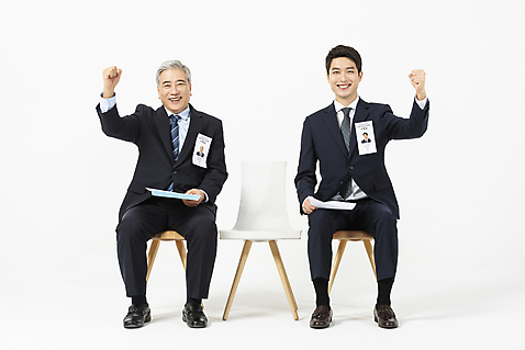 포토 JPG 스튜디오촬영 전신 노년 남자 의자 비즈니스 실내 사람 앉기 정장 20대 성인 두명 앞모습 파이팅 한국인 구직 직장인 비즈니스맨 60대 흰배경 면접 이력서 구인구직 인턴 재취업 남자만 미소_표정 국내포토 직업 옷 뷰포인트 가구 백그라운드 컨셉 모션 표정 동양인 청년 내부 흰색 구인 파일형식