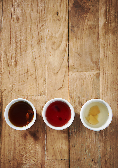 포토 문화 음료 음식 뷰포인트 백그라운드 잔 실내 건강 관리 내부 차_음료 예절 플랫 파일형식 찻잔 오미자차 생강차 건강관리 디저트 하이앵글 차 동양문화 다도 전통차 스튜디오촬영 사람없음 JPG 플랫레이 나무배경 국내포토