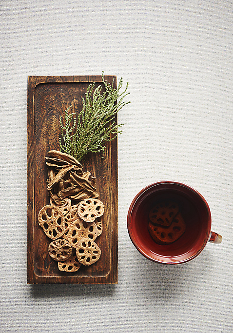 포토 JPG 스튜디오촬영 동양문화 전통 문화 잎 디저트 건조 실내 건강 누끼 사람없음 하이앵글 건강관리 차 전통차 찻잔 다도 연근 나무도마 우엉 플랫레이 국내포토 식물 음료 음식 뷰포인트 채소 잔 도마 관리 내부 목재 차_음료 예절 플랫 파일형식