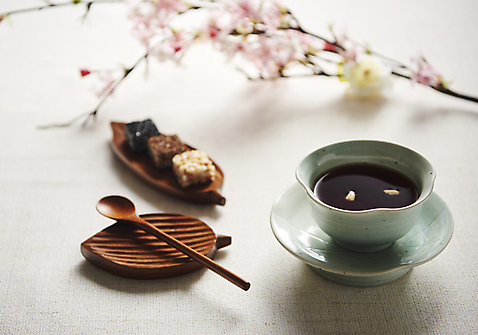 포토 꽃 문화 음료 음식 잔 수저 실내 건강 관리 내부 차_음료 과자 나뭇가지 예절 파일형식 전통 쌍화차 건강관리 차 전통차 디저트 다도 동양문화 숟가락 강정 꽃가지 찻잔 스튜디오촬영 사람없음 JPG 누끼 국내포토