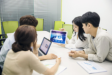 포토 학생 라이프스타일 시선 교육 대학생 뷰포인트 다수 컨셉 학교 모션 말하기 사람 동양인 청년 내부 전자제품 스마트기기 공간 파일형식 문서 응시 노트북 자료 준비 발표 대화 집중 앉기 옆모습 상반신 JPG 20대 대학교 캠퍼스라이프 대학생라이프 실내 청춘 한국인 여러명 성인 여자 남자 태블릿 강의실 성인만 국내포토