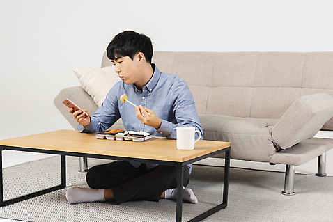 포토 JPG 스튜디오촬영 전신 남자 대학생 맨라이프 탁자 실내 한명 들기 20대 성인 앞모습 스마트폰 소파 유행 식사 한국인 도시락 싱글라이프 성인남자한명만 혼족 청춘_젊음 국내포토 1 학생 라이프스타일 음식 뷰포인트 가구 컨셉 의자 모션 사람 동양인 청년 내부 핸드폰 스마트기기 남자한명만 성인남자만 파일형식