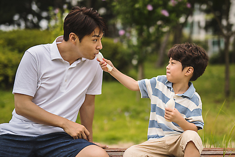 포토 자연요소 라이프스타일 시선 공공시설 감정 아들 뷰포인트 중년 컨셉 의자 가족 관계 모션 디저트 한국 사람 동양인 성인 아빠 먹기 파일형식 물기_모션 잡기 공원 벤치 앉기 응시 마주보기 아이스크림 먹여주기 앞모습 상반신 JPG 주간 야외 부자_아빠와아들 40대 한국인 어린이 두명 남자 인천 남자만 휴식 즐거움 가족라이프 육아대디 국내포토