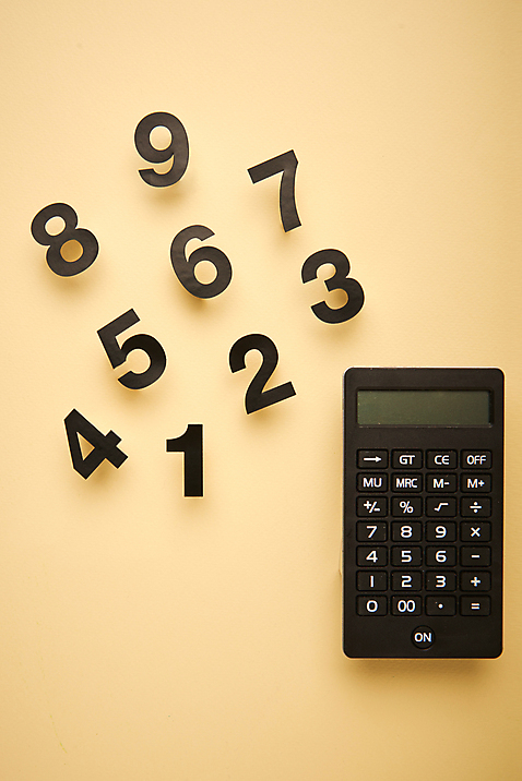 포토 문자 뷰포인트 백그라운드 컨셉 비즈니스 문구용품 실내 내부 금융 경제 노란색 장비 플랫 소비 파일형식 법정기념일 노란배경 숫자 JPG 스튜디오촬영 사람없음 오브젝트 계산기 투자 계산 개선 낭비 과소비 저축 플랫레이 하이앵글 재테크 금융의날 국내포토