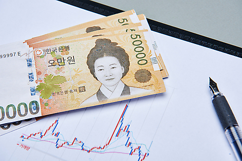 포토 JPG 스튜디오촬영 지폐 돈 그래프 실내 사람없음 금융 하이앵글 만년필 저축 재테크 오브젝트 투자 오만원 적금 플랫레이 금융의날 국내포토 뷰포인트 비즈니스 내부 경제 펜 재산 플랫 파일형식 법정기념일