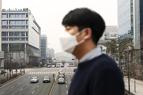 포토 자연요소 계절 길 육상교통 뷰포인트 컨셉 교통시설 촬영기법 사람 동양인 풍경 장년 도시 환경오염 먼지 남자한명만 성인남자만 분당 파일형식 옆모습 자동차 도로 아웃포커스 JPG 판교 한국인 30대 성인남자한명만 성인 남자 마스크 황사 환경 뿌연 날씨 대기오염 공해 사회이슈 미세먼지 주간 야외 봄 도시풍경 상반신 오염 국내포토