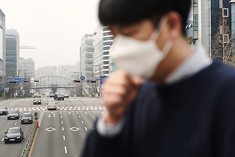 포토 자연요소 계절 뷰포인트 컨셉 촬영기법 사람 동양인 풍경 장년 도시 환경오염 바이러스 먼지 남자한명만 성인남자만 분당 파일형식 옆모습 기침 아웃포커스 JPG 판교 한국인 30대 성인남자한명만 성인 남자 마스크 황사 환경 뿌연 날씨 대기오염 공해 사회이슈 미세먼지 주간 야외 봄 도시풍경 상반신 코로나바이러스 오염 국내포토
