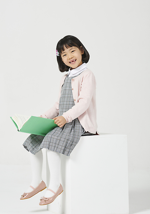 포토 JPG 스튜디오촬영 전신 응시 여자 딸 행복 어린이 모션 실내 한명 들기 누끼 사람 앉기 옆모습 책 유치원생 한국인 호기심 흰배경 체크원피스 소녀한명만 미소_표정 소녀_어린이 국내포토 1 시선 원피스 감정 뷰포인트 백그라운드 컨셉 가족 표정 동양인 내부 흰색 여자한명만 소녀만 파일형식