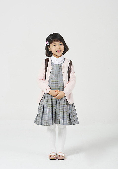 포토 JPG 스튜디오촬영 전신 응시 여자 딸 행복 어린이 모션 책가방 실내 한명 서기 누끼 사람 앞모습 유치원생 한국인 신학기 입학 호기심 흰배경 손모으기 체크원피스 소녀한명만 미소_표정 소녀_어린이 국내포토 1 시선 원피스 교육 감정 뷰포인트 백그라운드 컨셉 가방 가족 표정 동양인 손짓 내부 흰색 여자한명만 소녀만 파일형식