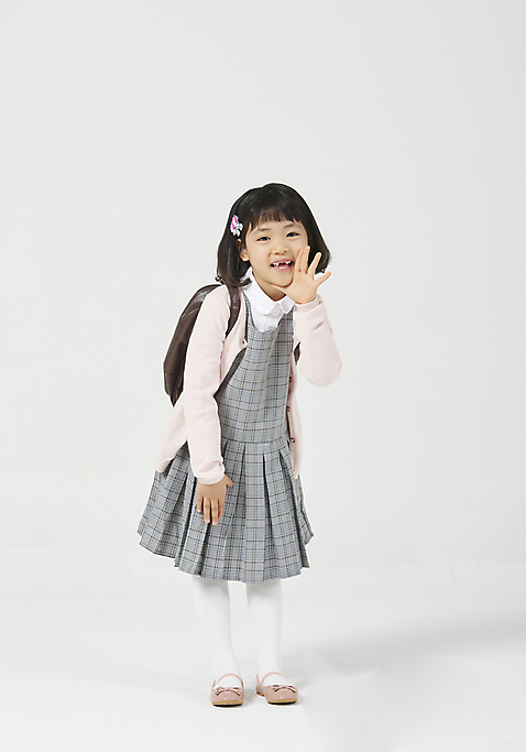 포토 JPG 스튜디오촬영 전신 응시 여자 딸 행복 어린이 모션 책가방 실내 한명 서기 누끼 사람 손짓 앞모습 유치원생 한국인 귓속말 신학기 입학 호기심 흰배경 체크원피스 소녀한명만 미소_표정 소녀_어린이 국내포토 1 시선 원피스 교육 감정 뷰포인트 백그라운드 컨셉 가방 가족 표정 동양인 내부 흰색 여자한명만 소녀만 파일형식