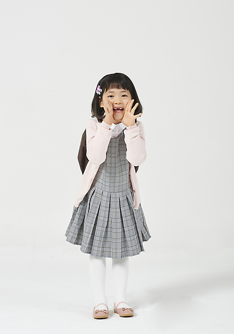 포토 JPG 스튜디오촬영 전신 여자 딸 행복 어린이 모션 책가방 실내 한명 서기 누끼 사람 손짓 앞모습 유치원생 한국인 귓속말 신학기 입학 호기심 흰배경 체크원피스 소녀한명만 미소_표정 소녀_어린이 국내포토 1 원피스 교육 감정 뷰포인트 백그라운드 컨셉 가방 가족 표정 동양인 내부 흰색 여자한명만 소녀만 파일형식